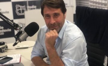 Captura de pantalla de la película El Habitante con el noticiero ficticio sobre el papa León XIV.