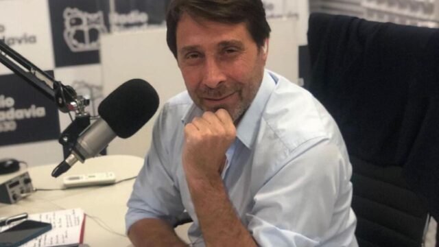 Captura de pantalla de la película El Habitante con el noticiero ficticio sobre el papa León XIV.