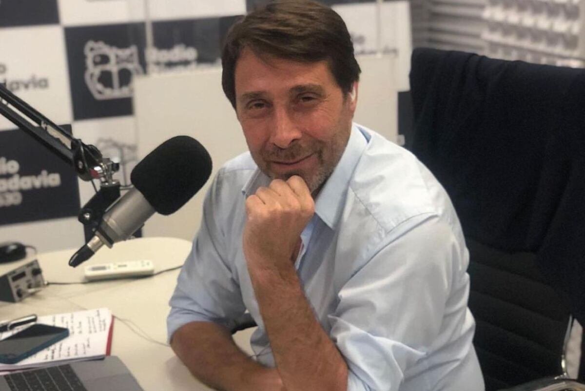 Captura de pantalla de la película El Habitante con el noticiero ficticio sobre el papa León XIV.