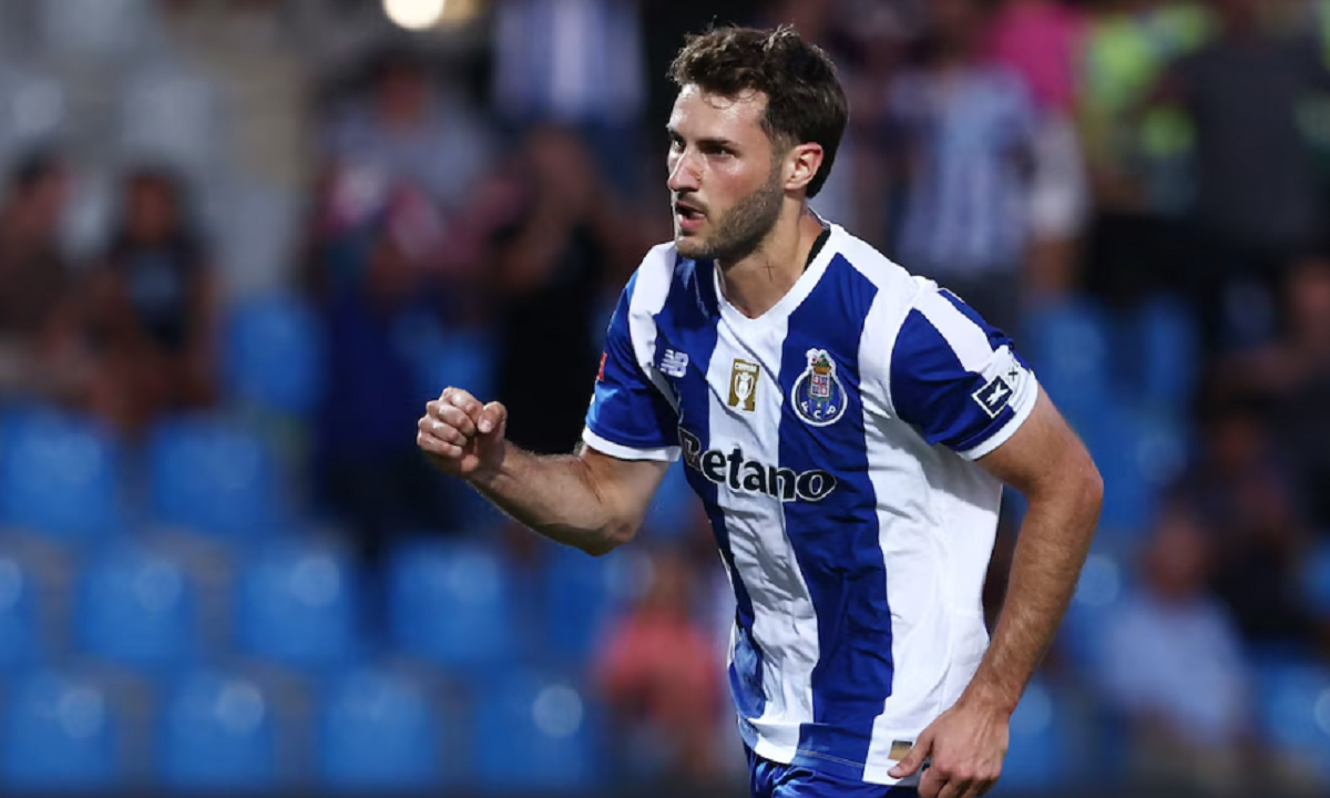 El delantero mexicano Santiago Giménez durante un encuentro oficial con el FC Porto.