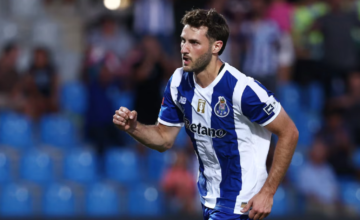 El delantero mexicano Santiago Giménez durante un encuentro oficial con el FC Porto.