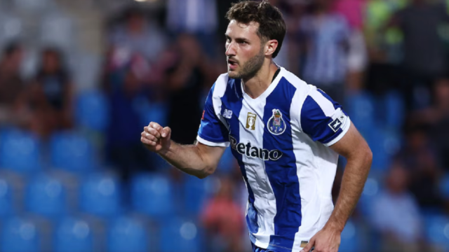 El delantero mexicano Santiago Giménez durante un encuentro oficial con el FC Porto.
