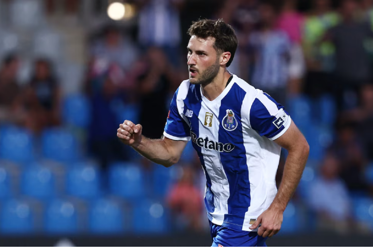 El delantero mexicano Santiago Giménez durante un encuentro oficial con el FC Porto.