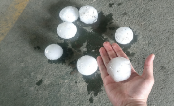 Manto de granizo de gran tamaño cubriendo la superficie de una carretera en Córdoba.