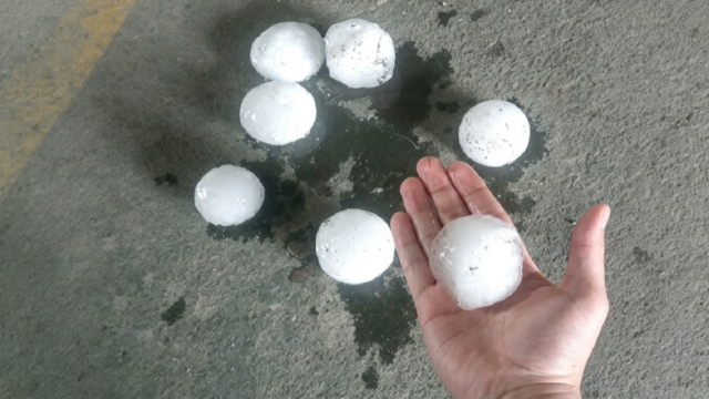 Manto de granizo de gran tamaño cubriendo la superficie de una carretera en Córdoba.