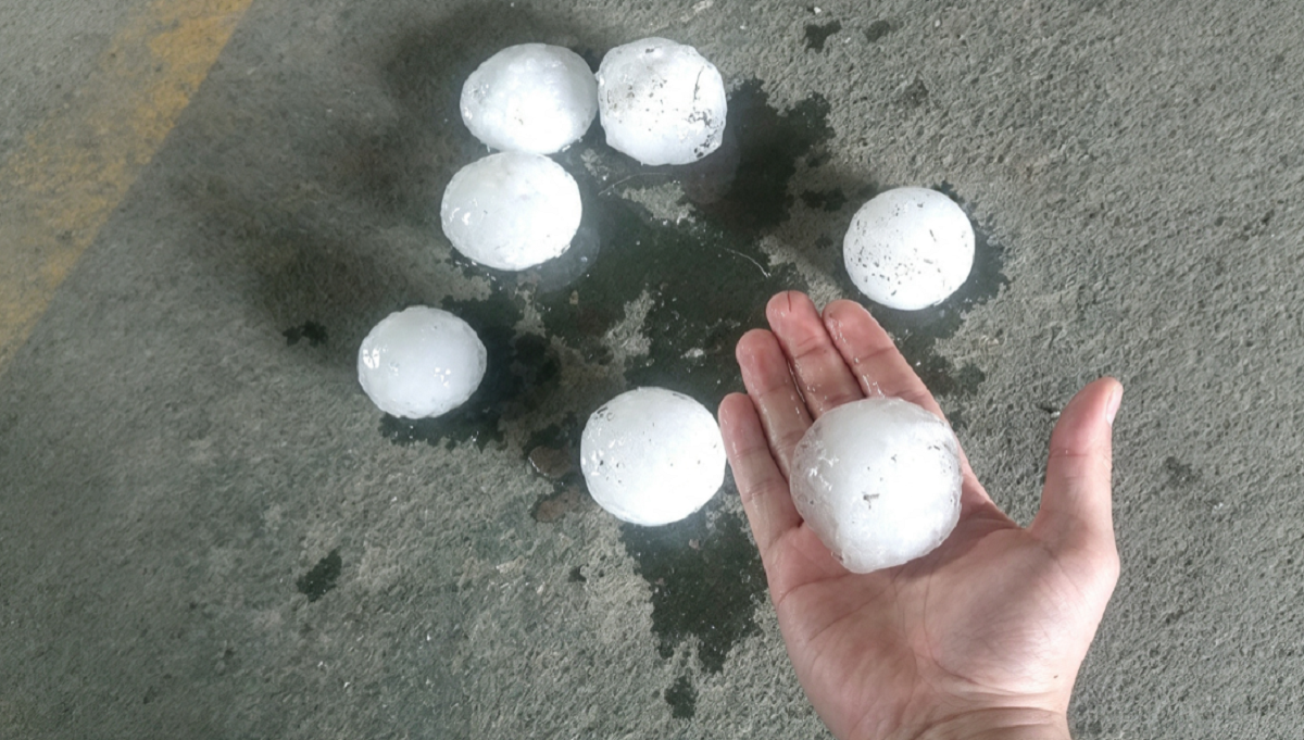 Manto de granizo de gran tamaño cubriendo la superficie de una carretera en Córdoba.