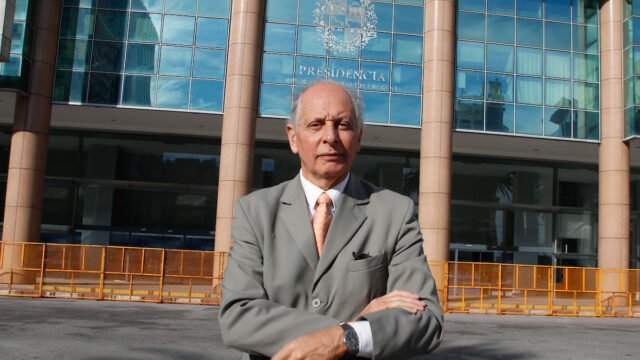 Gustavo Salle durante una entrevista sobre el proyecto de Solaria, el suministro eléctrico y la participación de UTE.