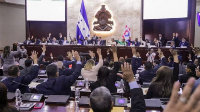 Sesión legislativa en el parlamento con diputados votando normas de seguridad.