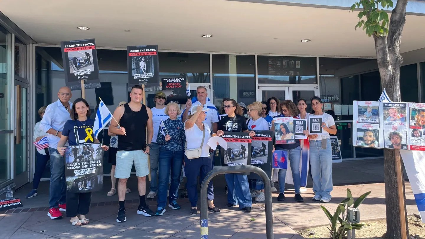 Israelíes estadounidenses protestan proyección de ‘NAZA’ en Los Ángeles Laemmle NoHo 7