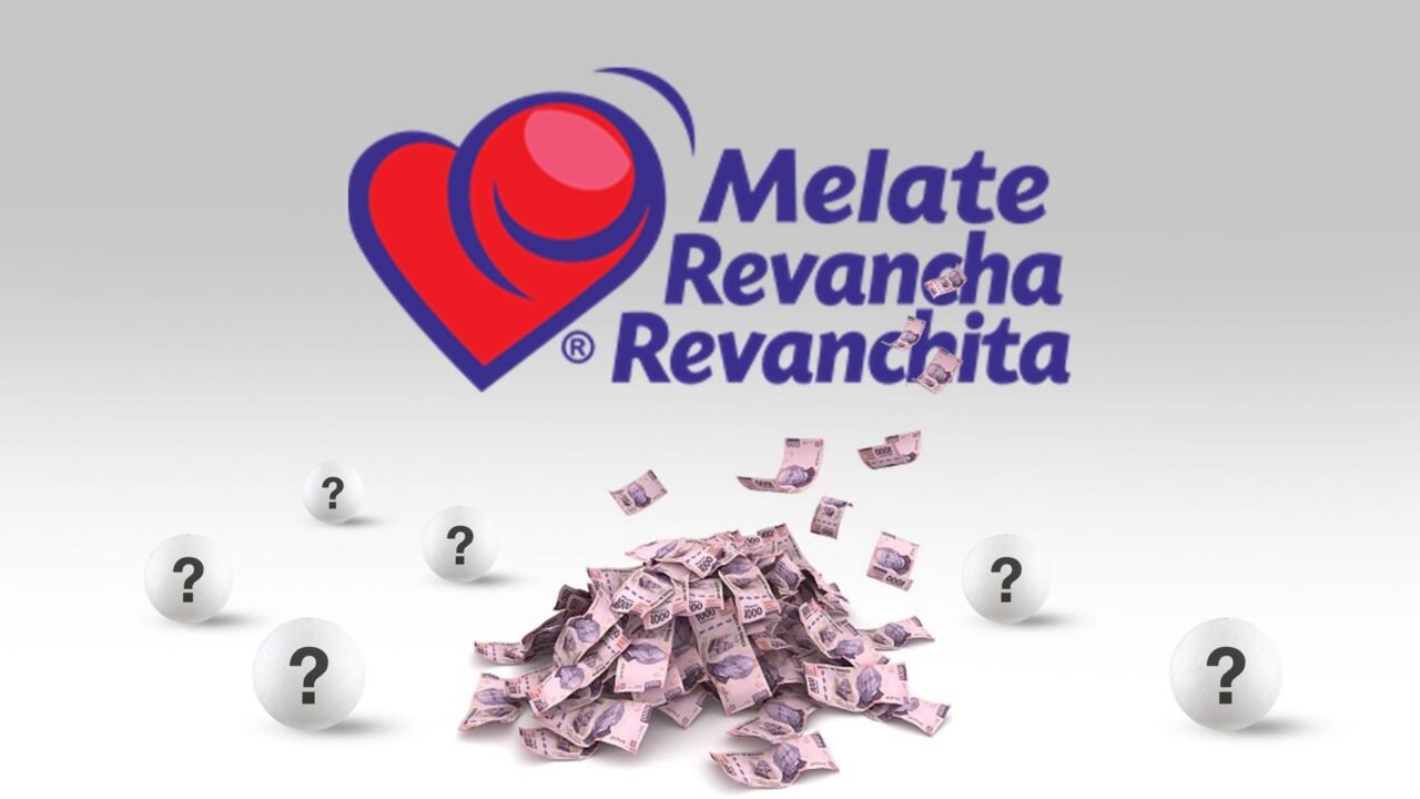 Urnas transparentes con esferas numeradas del sorteo de Melate en la Lotería Nacional.