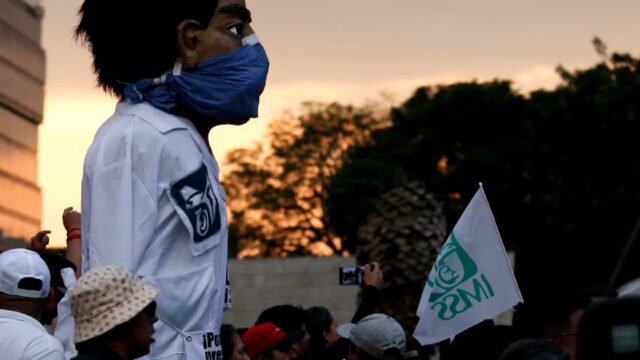 Pemex desmiente derrame en arroyo de Veracruz y atribuye sustancia a fuentes externas