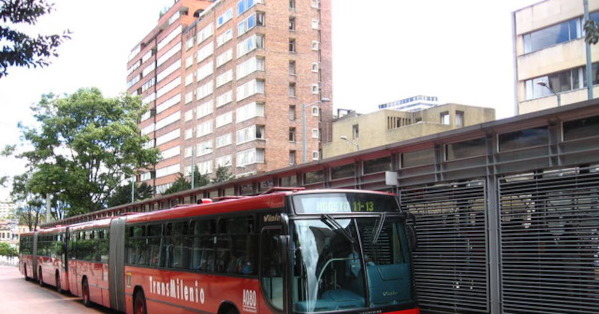 Investigación de posible maleta explosiva abandonada en estación de Transmilenio