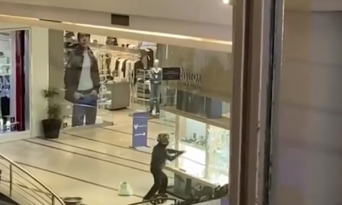 Vidriera de una joyería de centro comercial dañada tras un asalto.