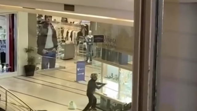 Vidriera de una joyería de centro comercial dañada tras un asalto.