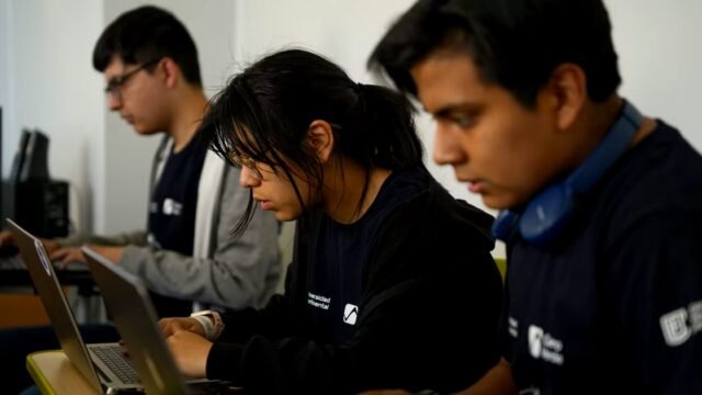 ¿Cuánto dinero corresponde pagar por trabajar en Perú el domingo 1 de noviembre, día de feriado?