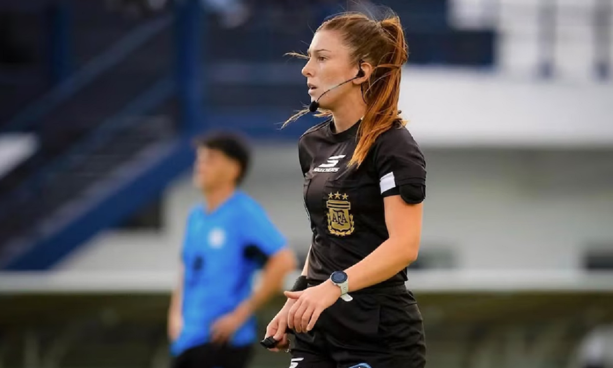 Ariadna Palacios dirigiendo el partido entre Ituzaingó y Argentino de Quilmes en Argentina.