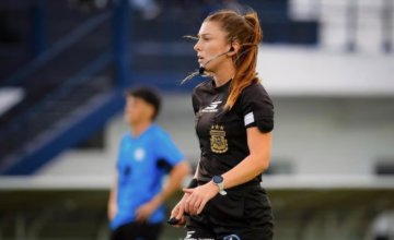 Ariadna Palacios dirigiendo el partido entre Ituzaingó y Argentino de Quilmes en Argentina.