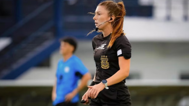 Ariadna Palacios dirigiendo el partido entre Ituzaingó y Argentino de Quilmes en Argentina.
