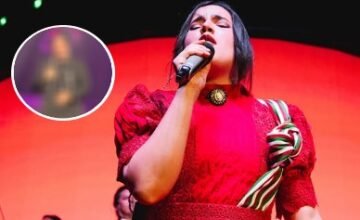 Una artista de música mexicana comunica públicamente el embarazo de su segunda hija durante una actuación en vivo en un escenario cultural.