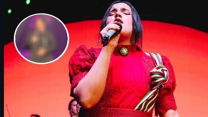 Una artista de música mexicana comunica públicamente el embarazo de su segunda hija durante una actuación en vivo en un escenario cultural.