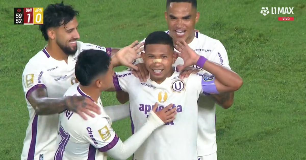 Edison Flores anota un gol de tiro libre con definición precisa en partido entre Universitario y Juan Pablo II por el Torneo Clausura 2026