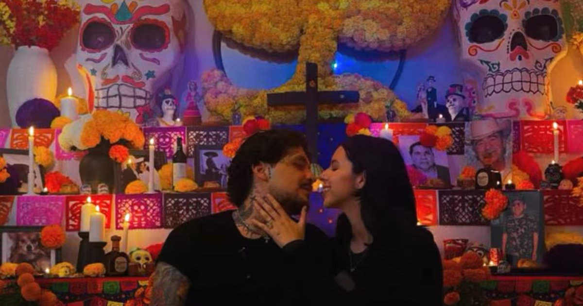 Christian Nodal y Ángela Aguilar muestran su ofrenda por el Día de Muertos