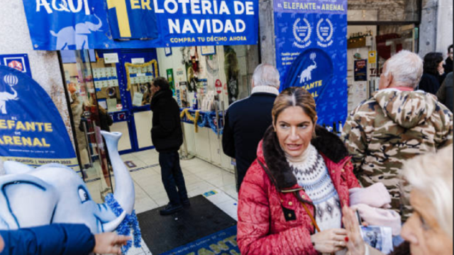 Cartel exterior de una administración de lotería tradicional en España con gente haciendo fila.