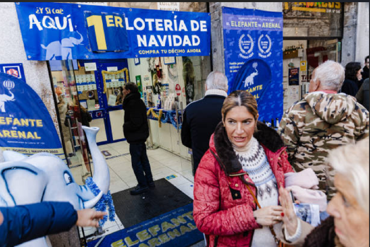 Cartel exterior de una administración de lotería tradicional en España con gente haciendo fila.