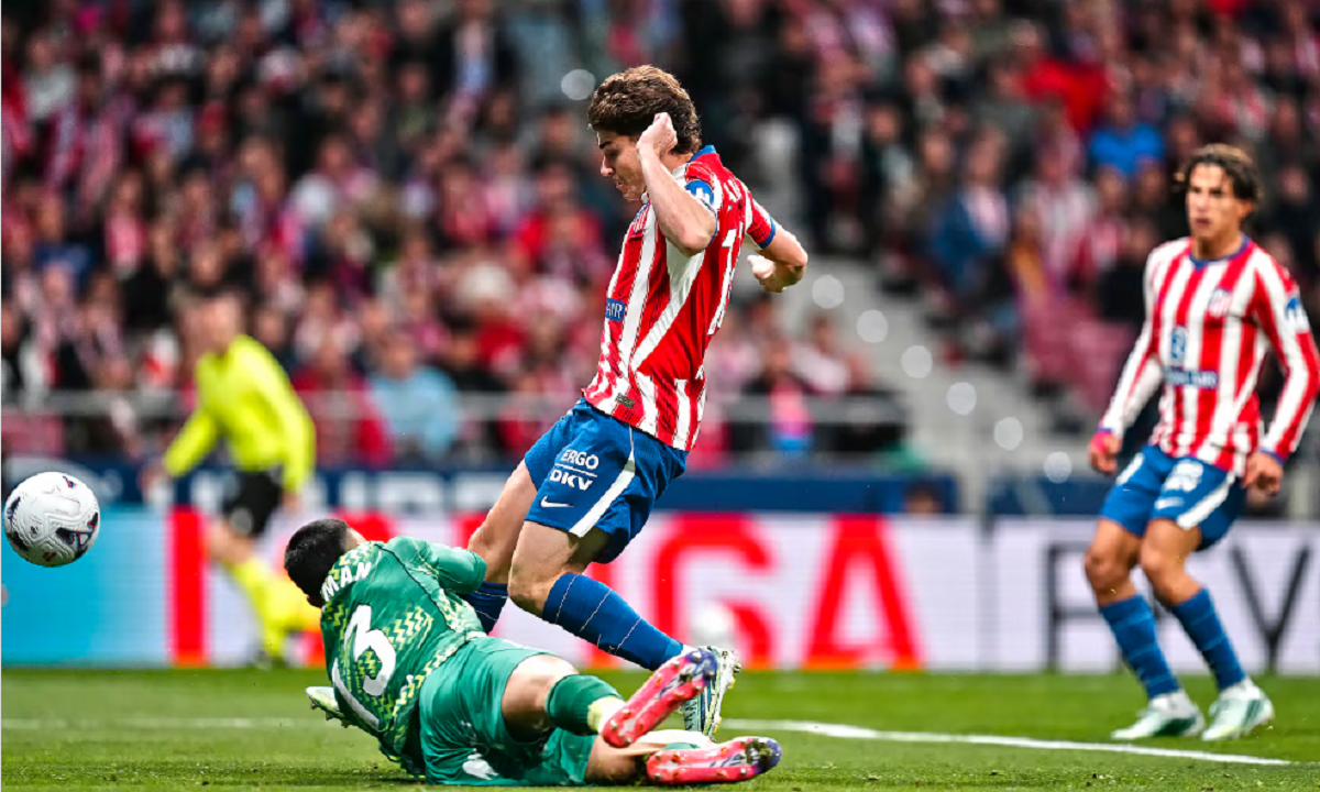 Julián Álvarez festejando su gol con los brazos abiertos frente a la tribuna del Metropolitano.