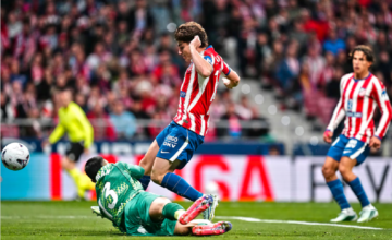 Julián Álvarez festejando su gol con los brazos abiertos frente a la tribuna del Metropolitano.