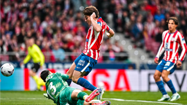 Julián Álvarez festejando su gol con los brazos abiertos frente a la tribuna del Metropolitano.