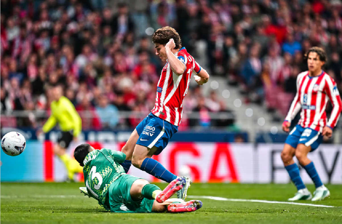 Julián Álvarez festejando su gol con los brazos abiertos frente a la tribuna del Metropolitano.