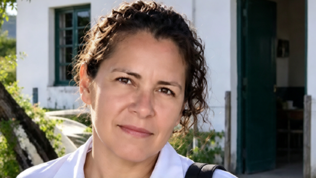 Móvil policial y efectivos de seguridad en un camino vecinal de tierra.