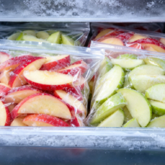 Manzanas cortadas en bolsas herméticas aptas para congelador en el freezer.