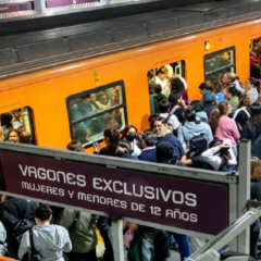 Imagen de cámaras de seguridad que muestra una explosión con humo en la puerta de un tren del metro en el andén.