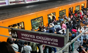 Imagen de cámaras de seguridad que muestra una explosión con humo en la puerta de un tren del metro en el andén.