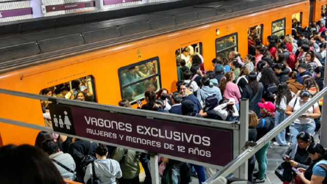 Imagen de cámaras de seguridad que muestra una explosión con humo en la puerta de un tren del metro en el andén.