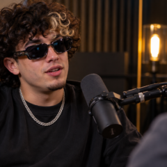 El influencer HotSpanish durante una entrevista en un estudio de grabación.