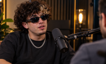El influencer HotSpanish durante una entrevista en un estudio de grabación.