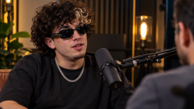 El influencer HotSpanish durante una entrevista en un estudio de grabación.