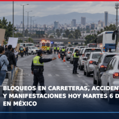 Congestión vehicular y patrullas de tránsito en una avenida principal de la Ciudad de México.