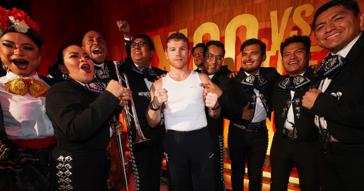 Canelo Álvarez recibe cálido homenaje con mariachi en Arabia Saudita