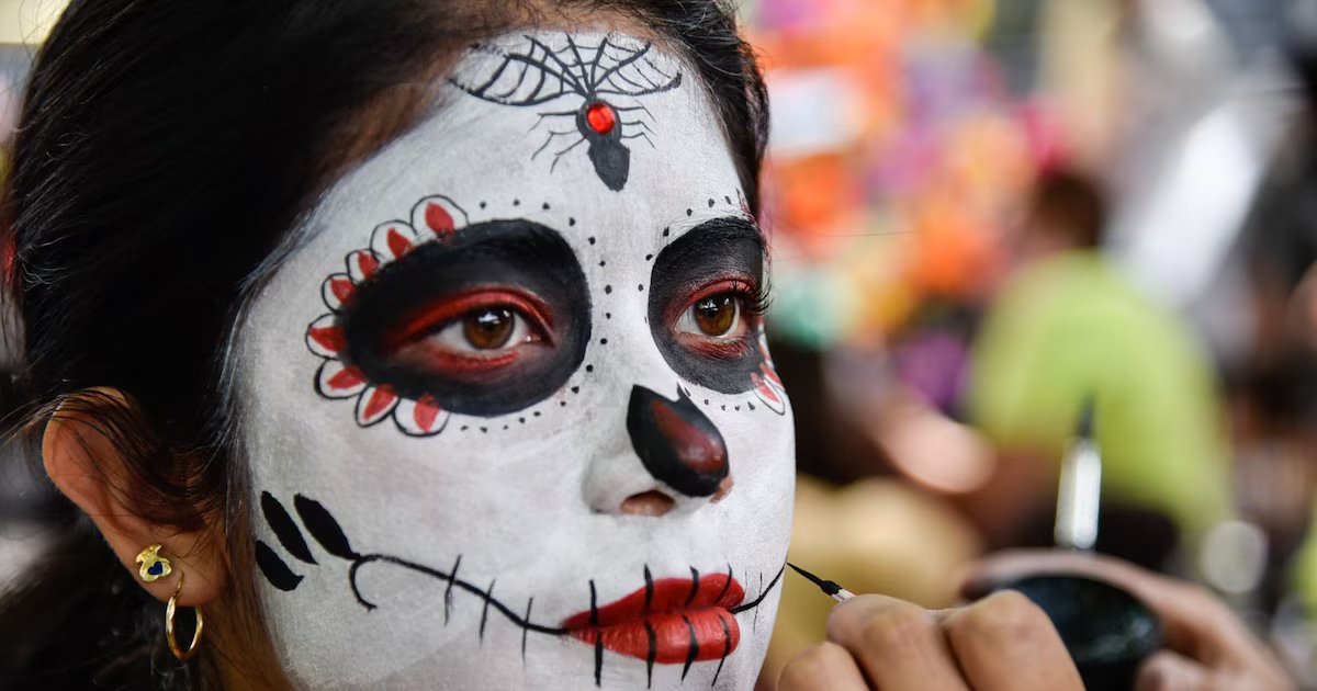 Guía de maquillajes sencillos de Catrina para lucir espectacular en el Día de Muertos 2026