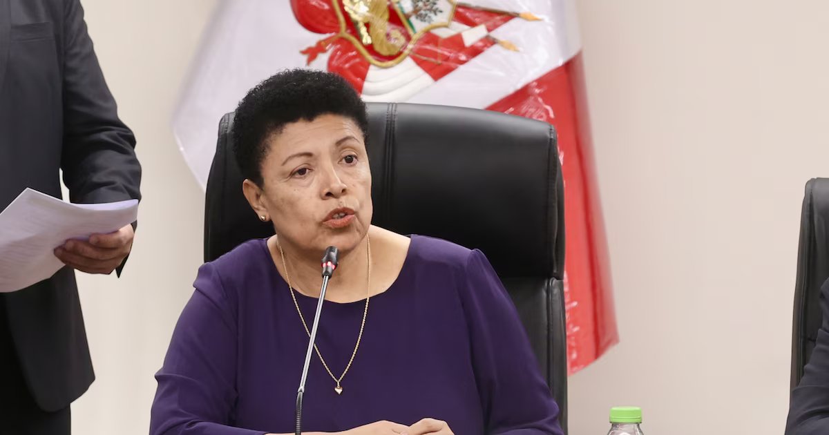 Martha Moyano, senadora peruana, defiende el autoritarismo en ciertos contextos