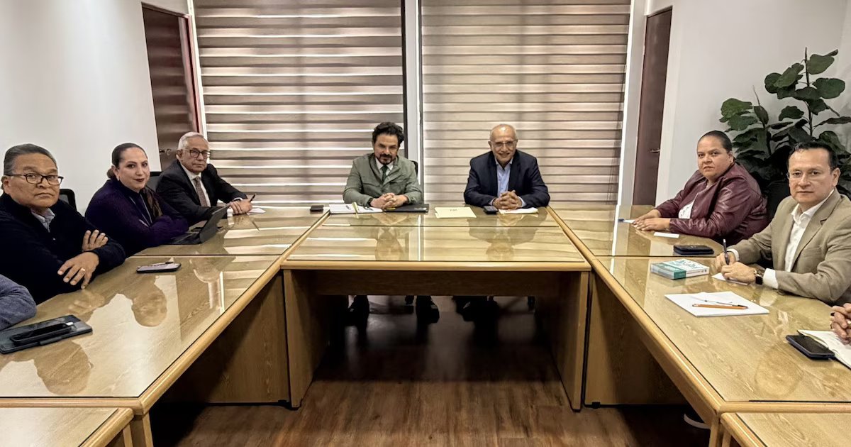 Gobierno y sindicato del IMSS inician negociaciones para aumento salarial