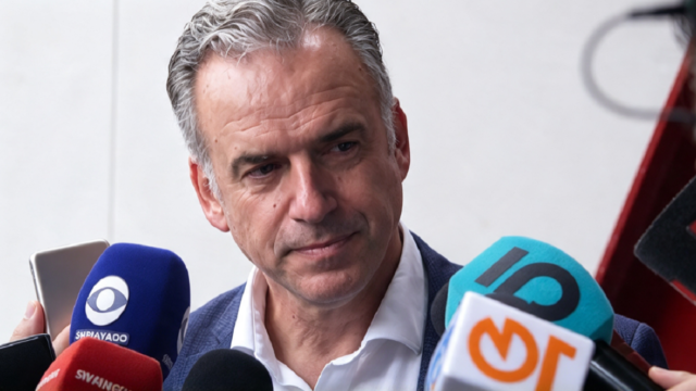 El presidente Yamandú Orsi dialogando con periodistas locales durante su visita a San Antonio.