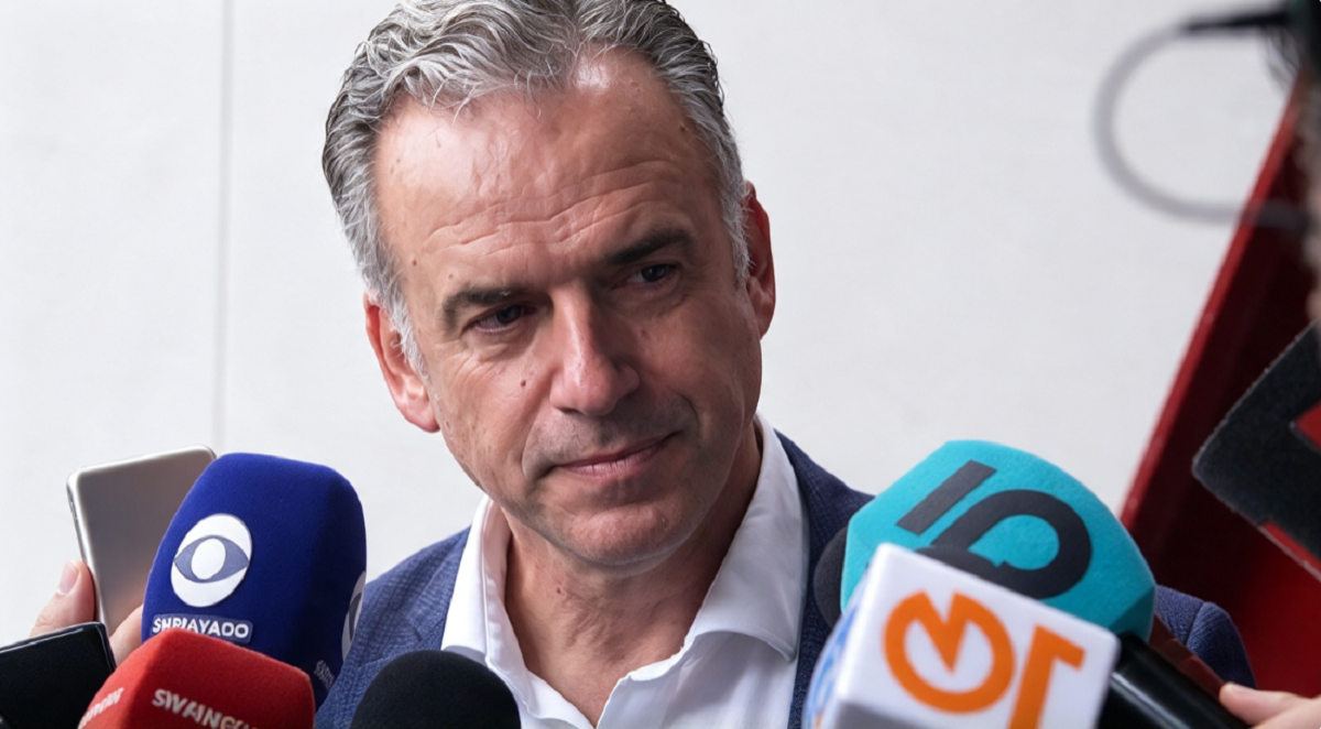 El presidente Yamandú Orsi dialogando con periodistas locales durante su visita a San Antonio.