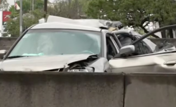 Vehículo destruido tras un accidente fatal en la Autopista Panamericana de Argentina.