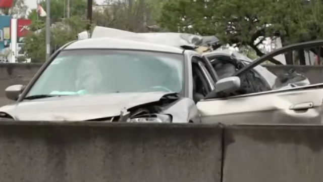 Vehículo destruido tras un accidente fatal en la Autopista Panamericana de Argentina.