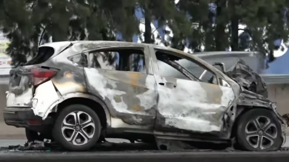 Camioneta calcinada a un costado de la Panamericana en Argentina tras un siniestro vial.